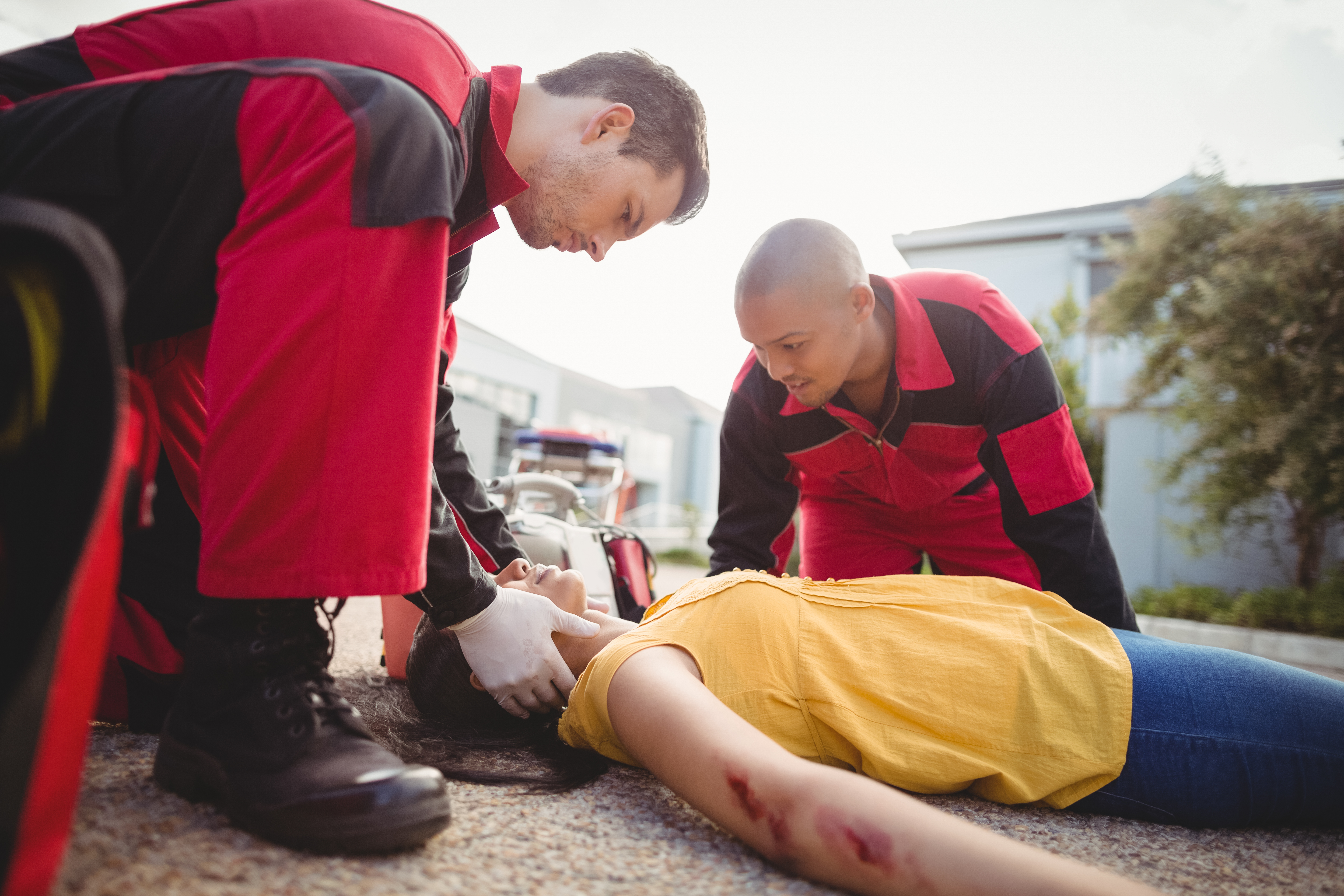 dos hombres con traje de medicos haciendo simulacro medico de primeros auxilios