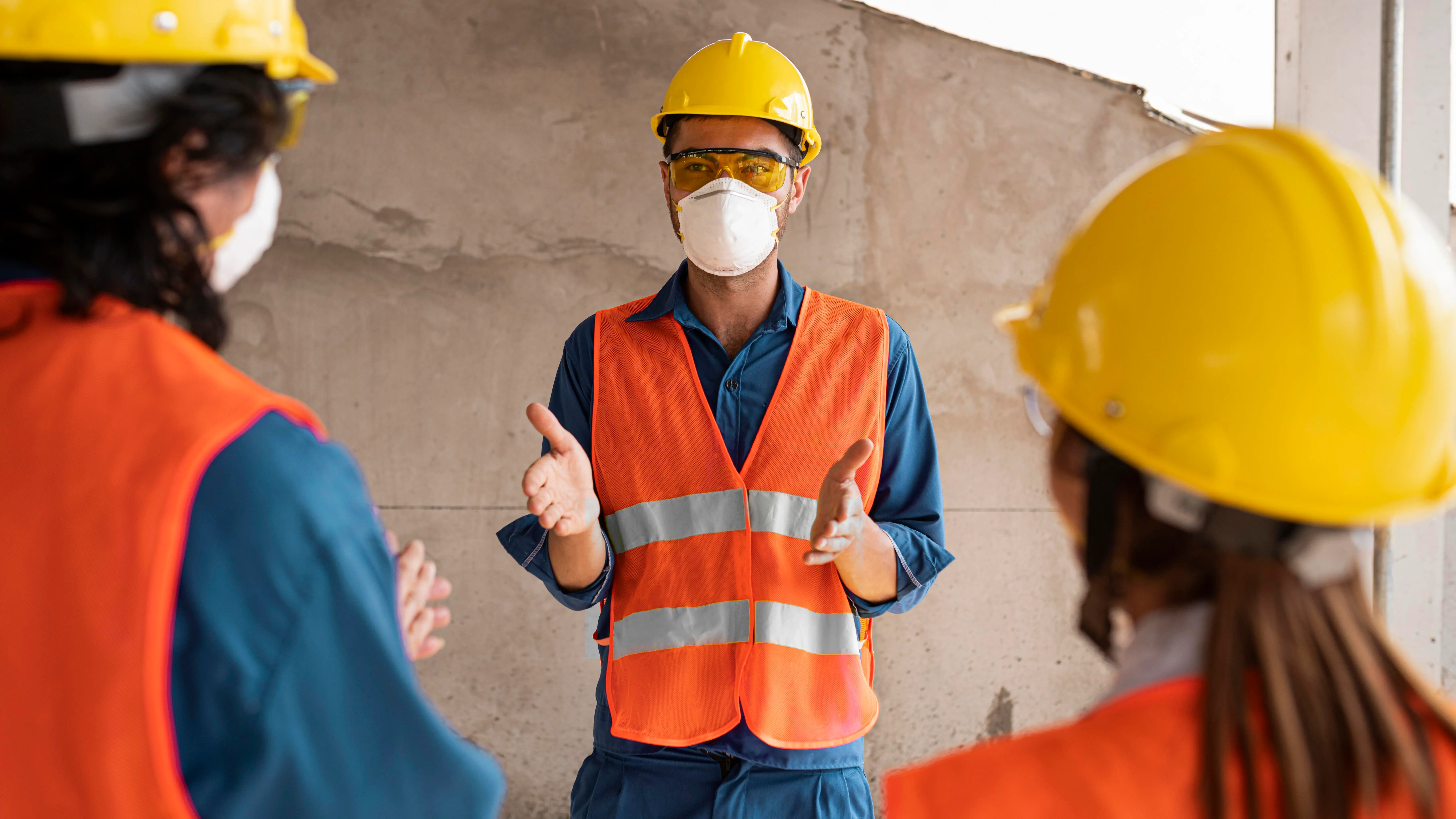 Personas con casco y chaleco de proteccion civil
