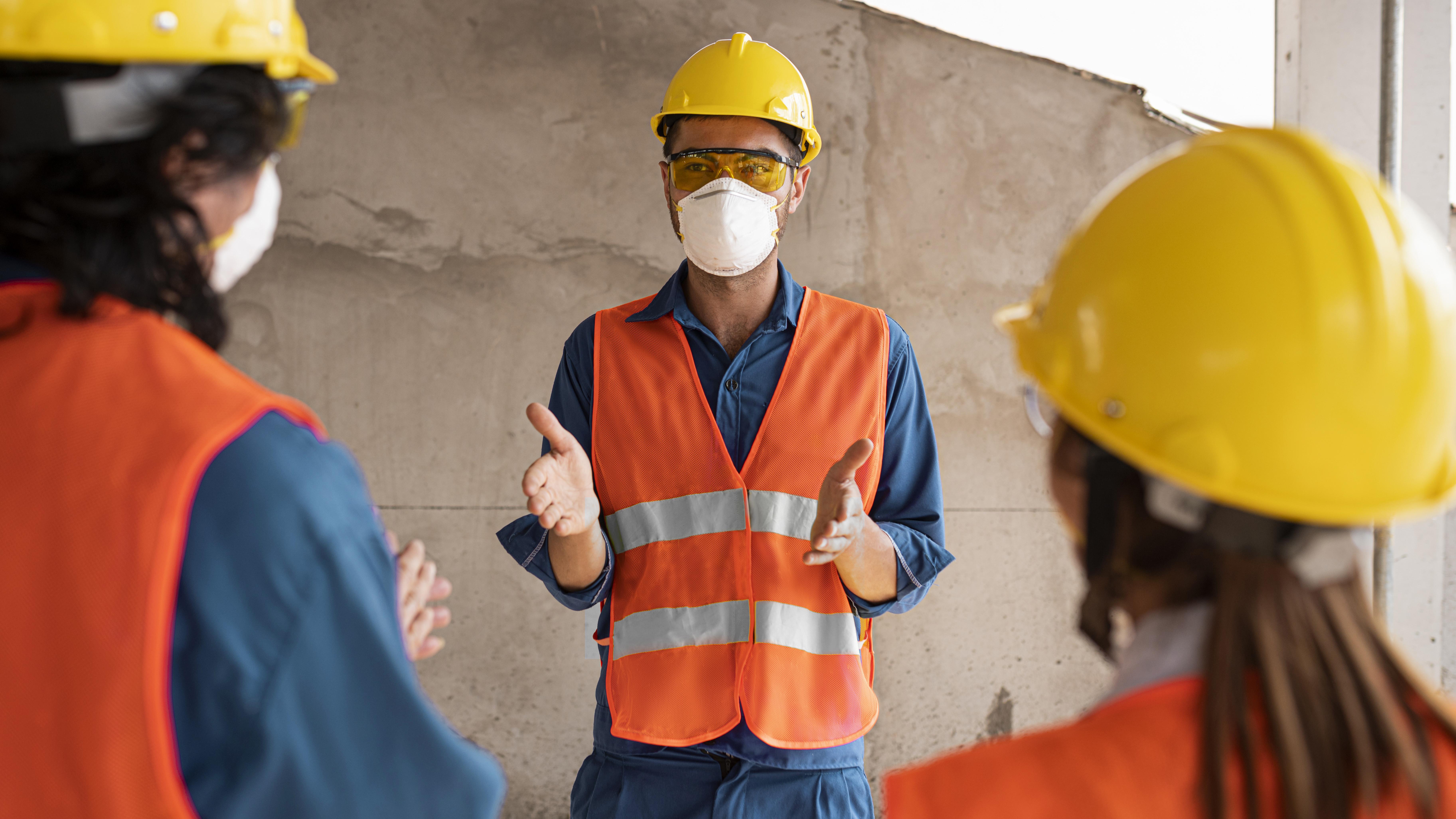 Personas con casco y chaleco de proteccion civil